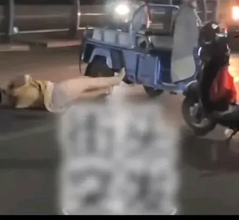震惊!一男子与女子街头争执女子用拖鞋扇脸部男子将女子一脚踢晕
