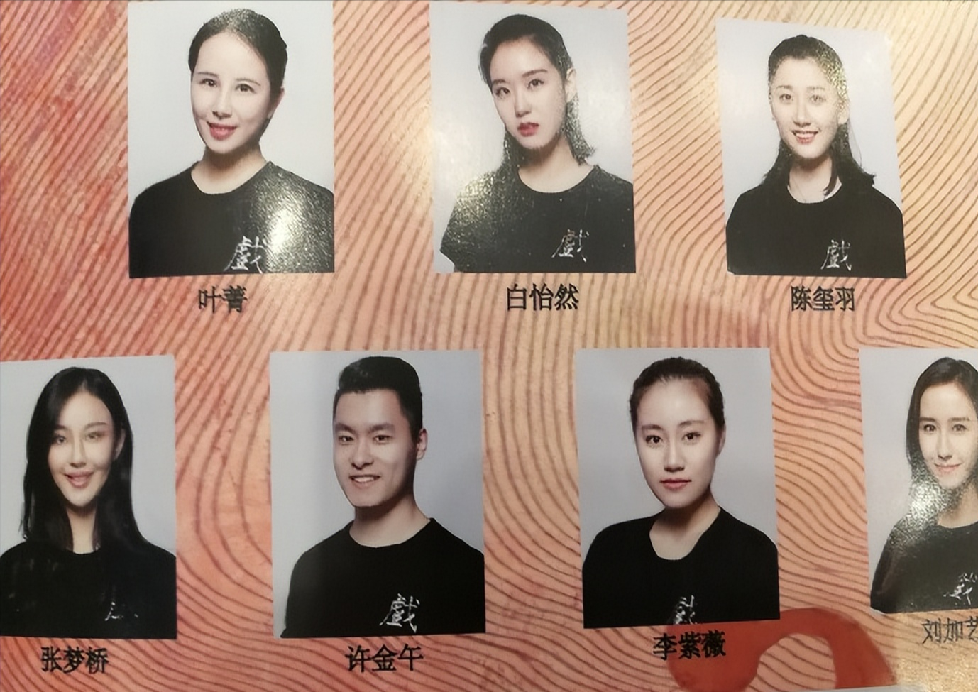 他是国家一级演员,娶恩师女儿为妻,生下双胞胎儿子现在比他还红