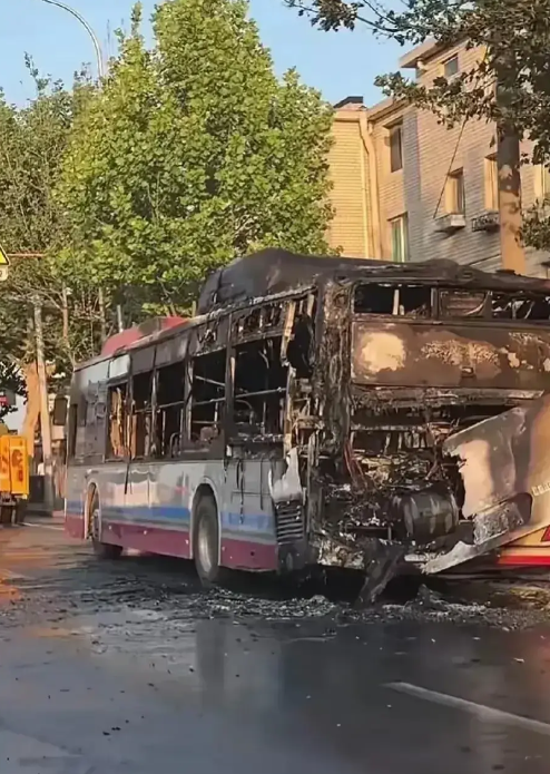 大连一新能源公交车发生自燃.火光冲天!现场惨不忍睹!