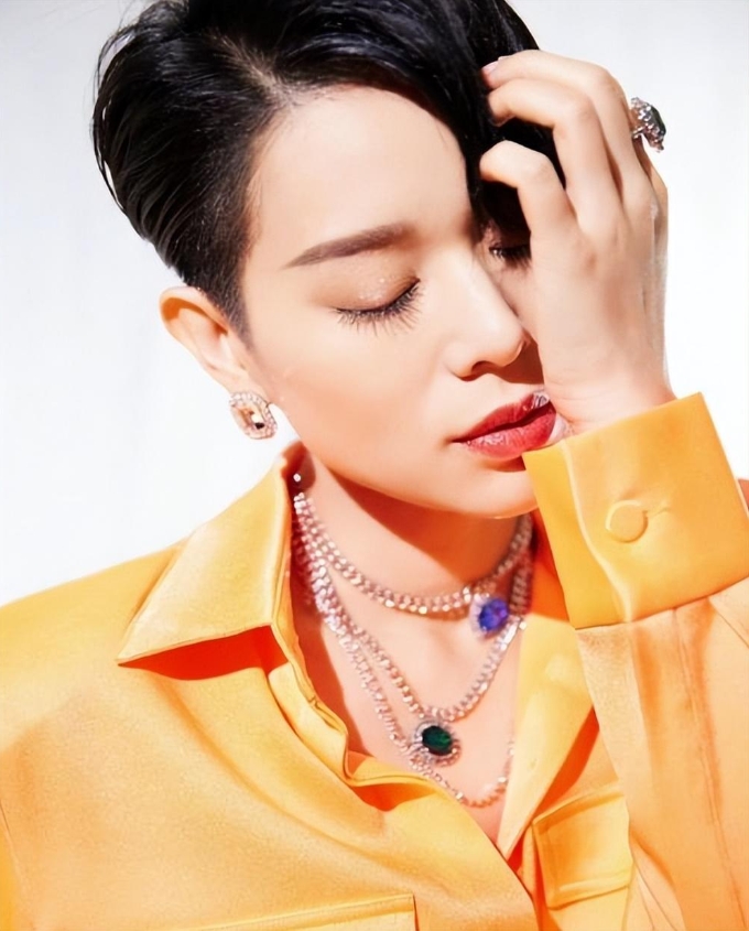 胡杏儿这短发造型,又美又飒!生了3个娃的她,身材好到让人惊讶