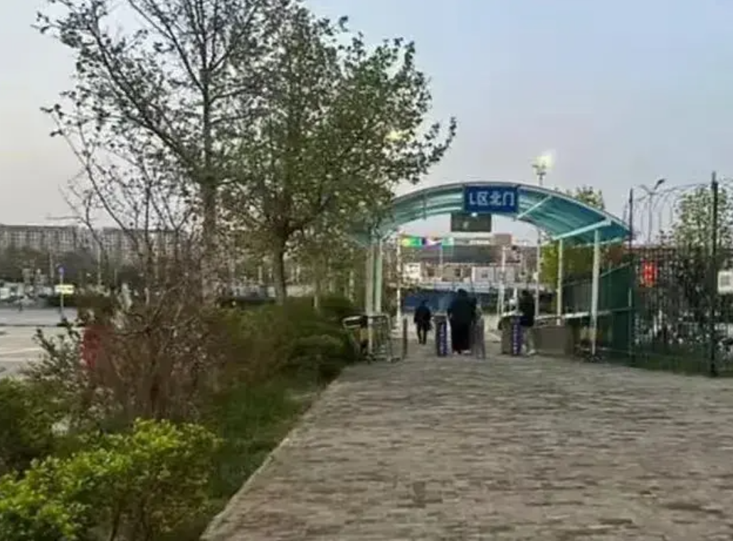 最新!网曝:郑州火车站门面房几乎全关闭,街上冷清,行人稀少!