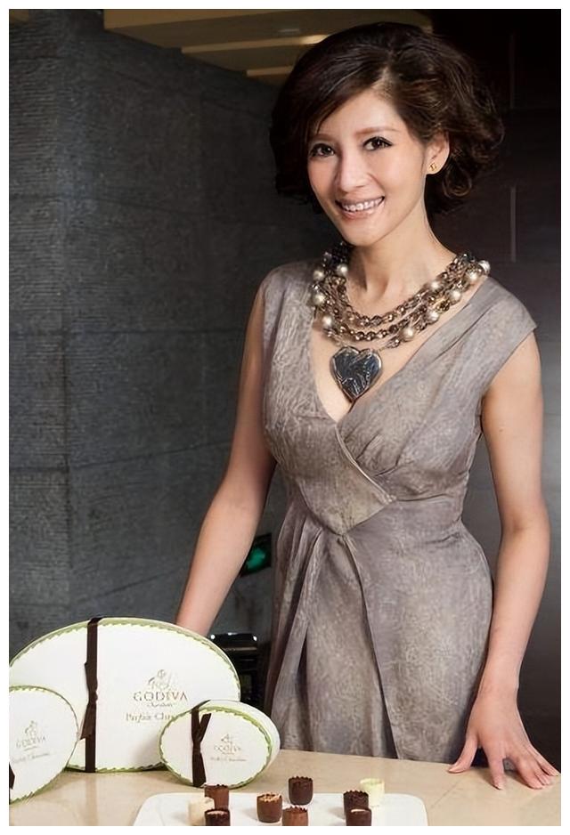 央视女主持人,自毁前程,与冯小刚夜宿8个小时,知三当三