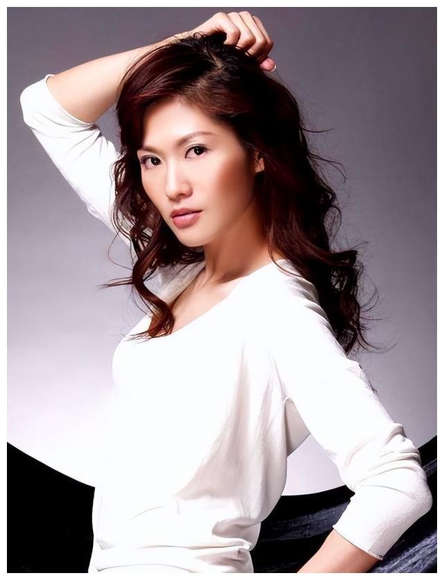 央视女主持人,自毁前程,与冯小刚夜宿8个小时,知三当三