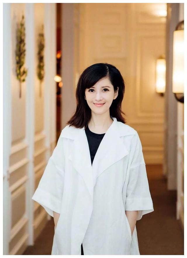 央视女主持人,自毁前程,与冯小刚夜宿8个小时,知三当三