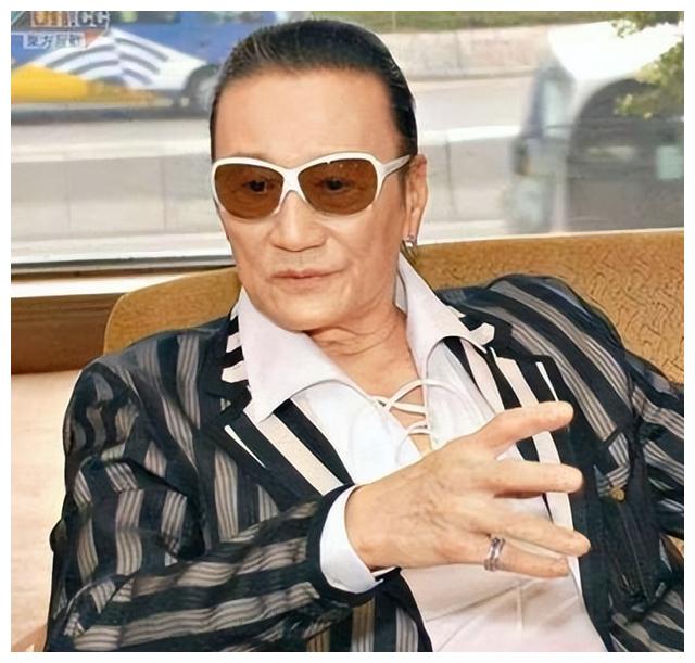 谢贤年轻时多厉害?李小龙与他合影靠边站,拍一部戏能买一栋大厦