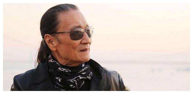 谢贤年轻时多厉害?李小龙与他合影靠边站,拍一部戏能买一栋大厦