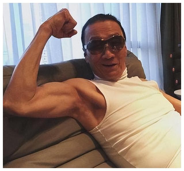 谢贤年轻时多厉害?李小龙与他合影靠边站,拍一部戏能买一栋大厦