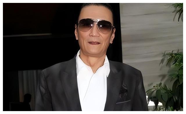 谢贤年轻时多厉害?李小龙与他合影靠边站,拍一部戏能买一栋大厦