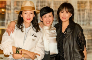 章子怡刘嘉玲吴君如罕同框,三位女神聚会小酌,搭肩合影显关系好