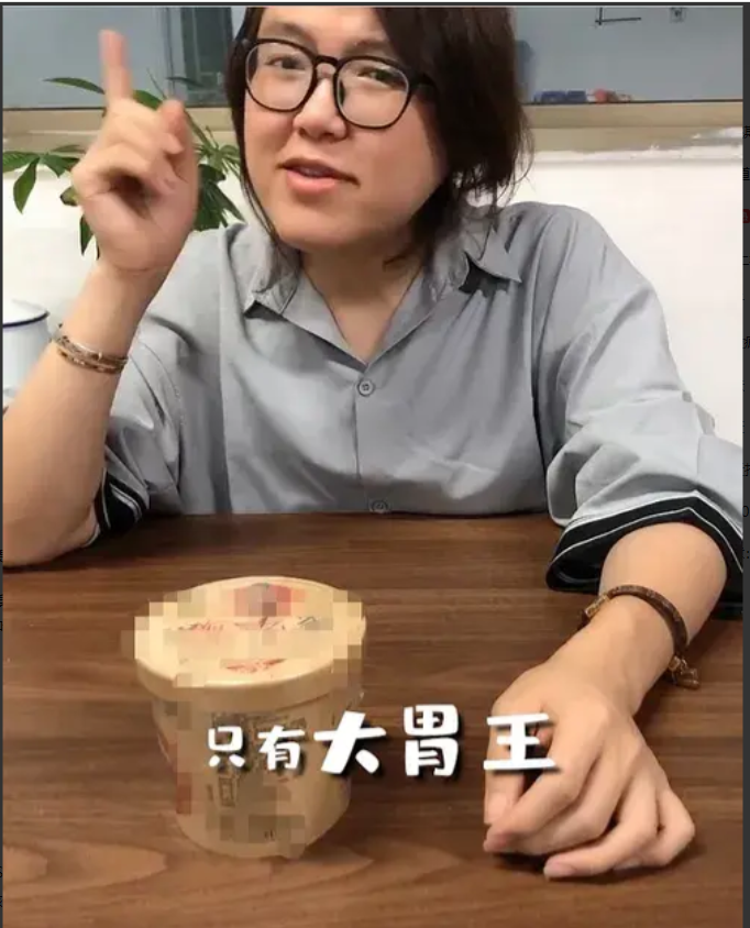 大胃王浪胃仙现身贵州狂吃火锅,整个人大变样,身体暴瘦像生大病