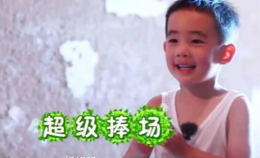 陈小春晒一家四口合影,小小春已长成小正太,二胎一脸无知又可爱