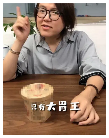 大胃王浪胃仙现身贵州吃火锅,爱穿女装引热议,身体暴瘦像纸片人