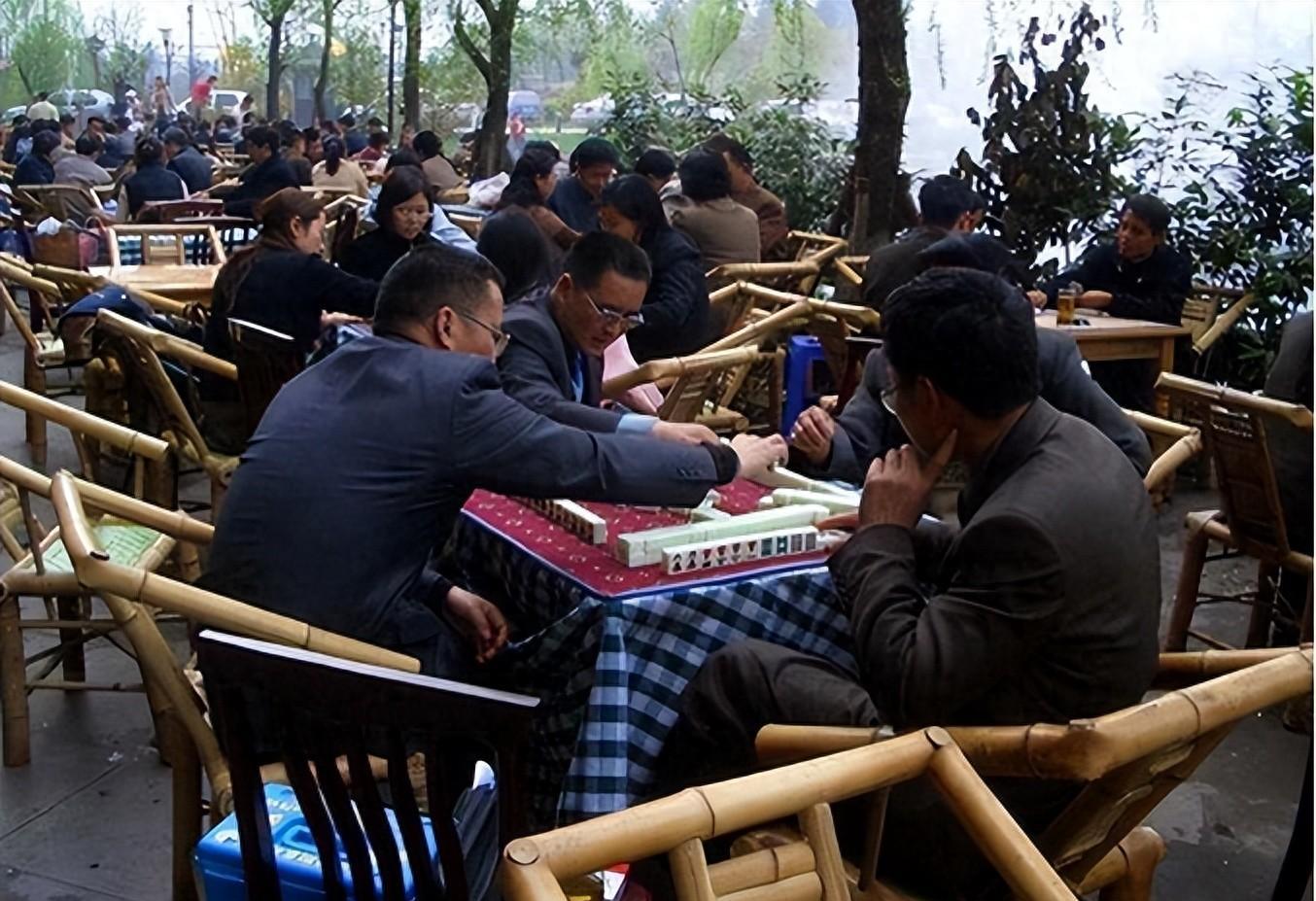 重庆麻将摊每天爆满,吸引一群人围观,每天打牌的人靠什么赚钱?