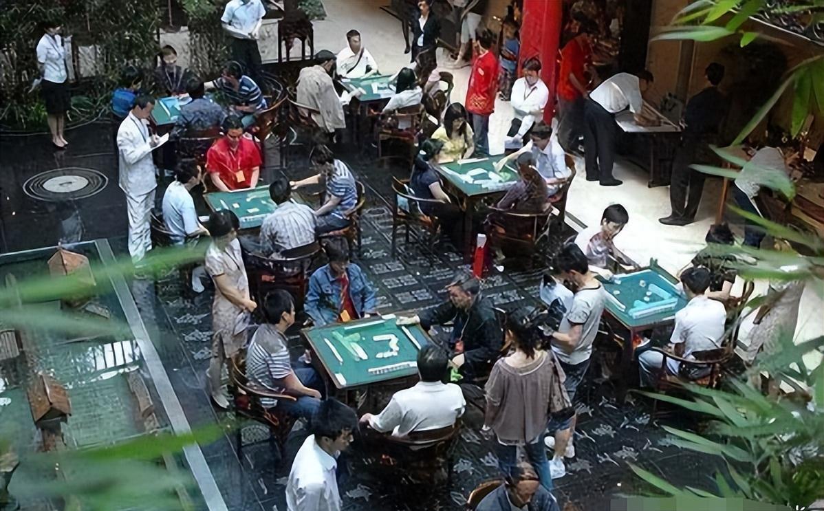 重庆麻将摊每天爆满,吸引一群人围观,每天打牌的人靠什么赚钱?