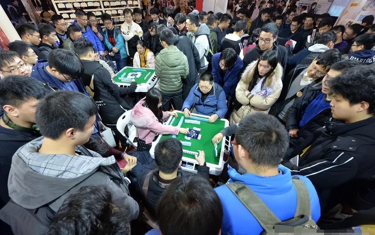 重庆麻将摊每天爆满,吸引一群人围观,每天打牌的人靠什么赚钱?