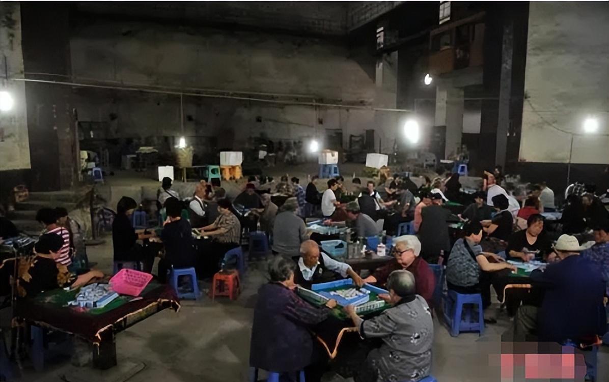 重庆麻将摊每天爆满,吸引一群人围观,每天打牌的人靠什么赚钱?