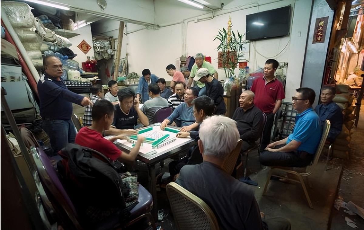重庆麻将摊每天爆满,吸引一群人围观,每天打牌的人靠什么赚钱?