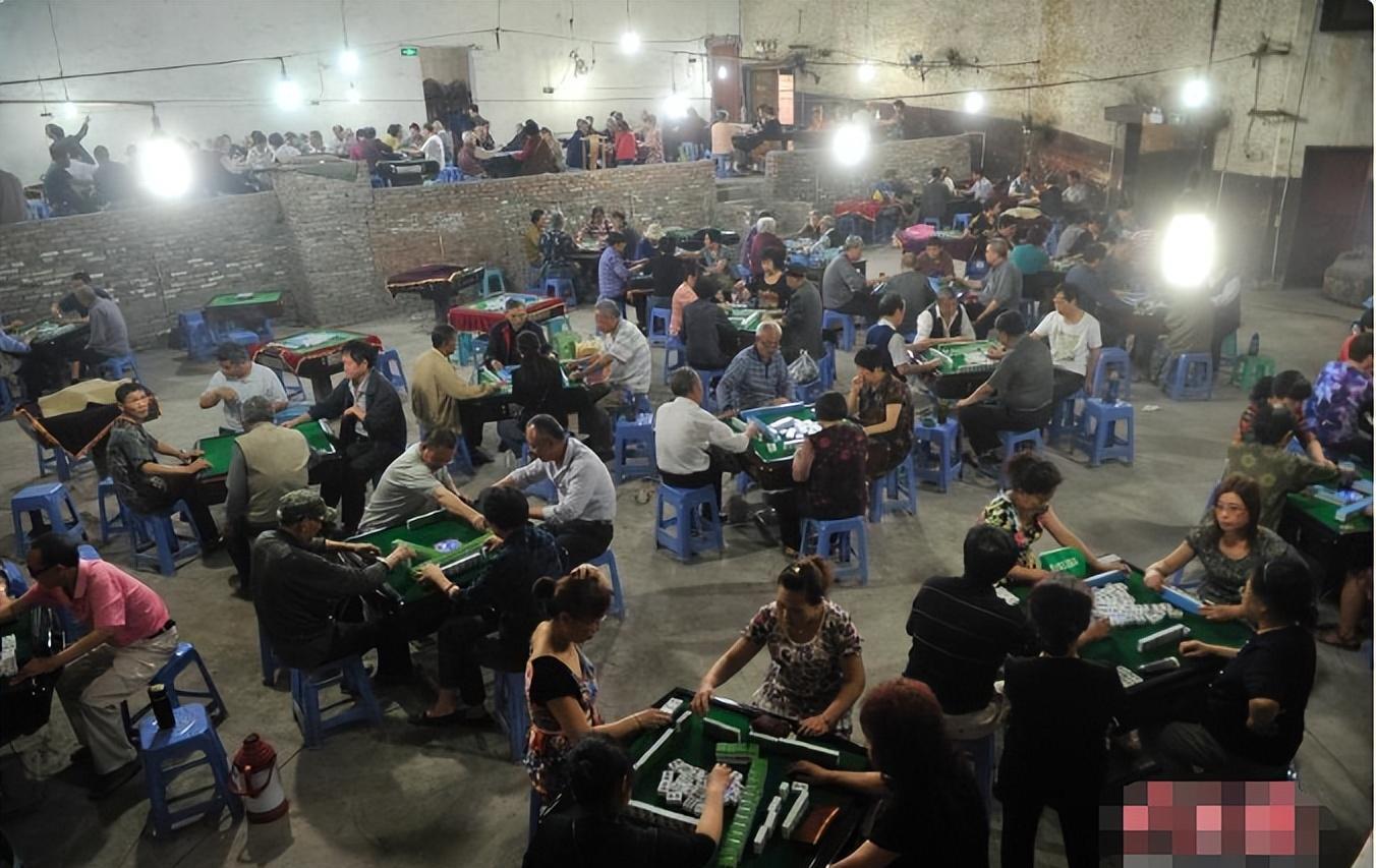 重庆麻将摊每天爆满,吸引一群人围观,每天打牌的人靠什么赚钱?