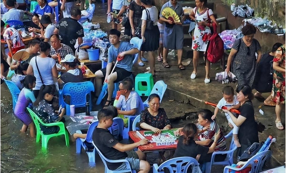 重庆麻将摊每天爆满,吸引一群人围观,每天打牌的人靠什么赚钱?