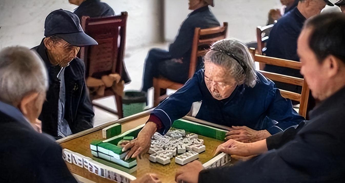 重庆麻将摊每天爆满,吸引一群人围观,每天打牌的人靠什么赚钱?