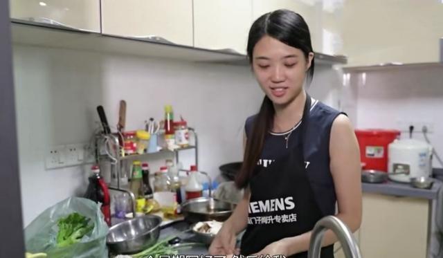 成名不忘糟糠妻!苏炳添与妻子年轻时的照片,青梅竹马从初中至今