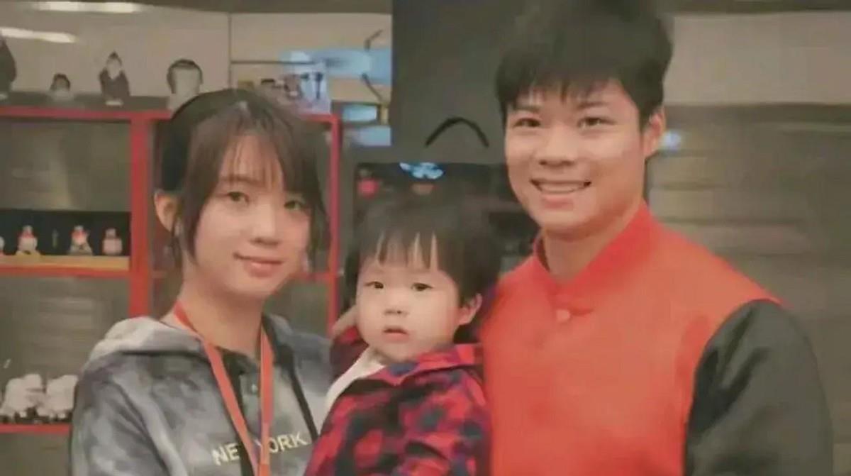 成名不忘糟糠妻!苏炳添与妻子年轻时的照片,青梅竹马从初中至今