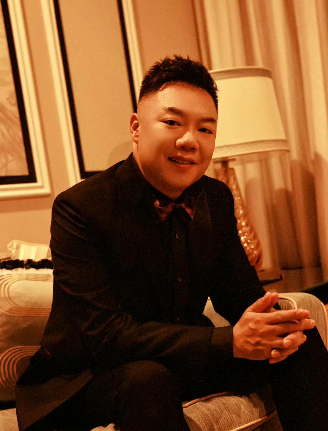 演员姜超:相亲20次,娶了圈外妻子生一子,如今咋样了?