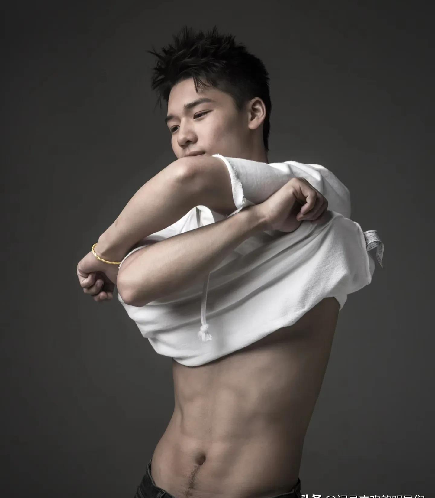 陈艾森曾经的辉煌,他应该是跳水届里的顶级帅哥运动员吧