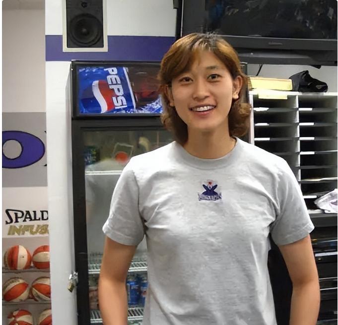 女篮美人隋菲菲:10年的国家队主力,30岁退役,如今是上校和教授