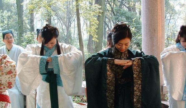 古代女子常说 "万福金安","万福" 这个行礼动作有啥讲究?