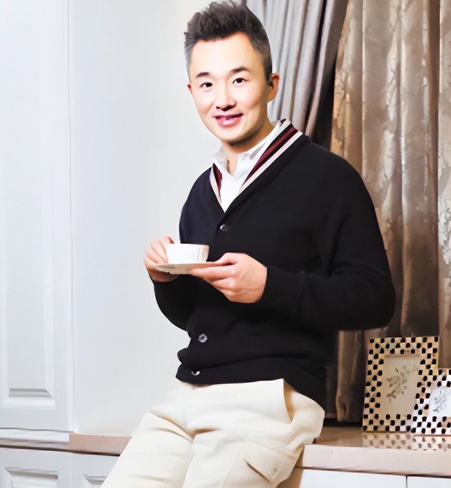 主持人程雷近况曝光,沦落当婚礼司仪,和王冠再搭档,结局太可惜