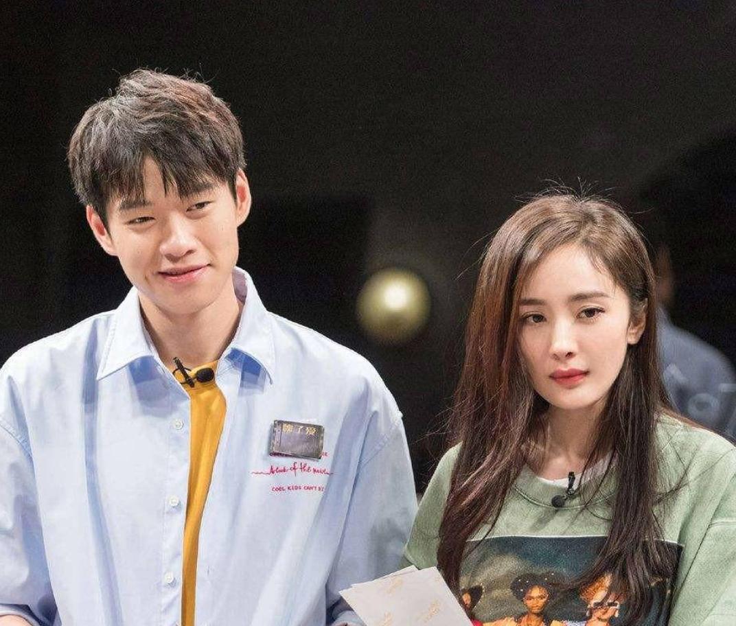 狗仔爆料魏大勋深夜回秦岚住处,疑似开始同居,评论区都在说杨幂