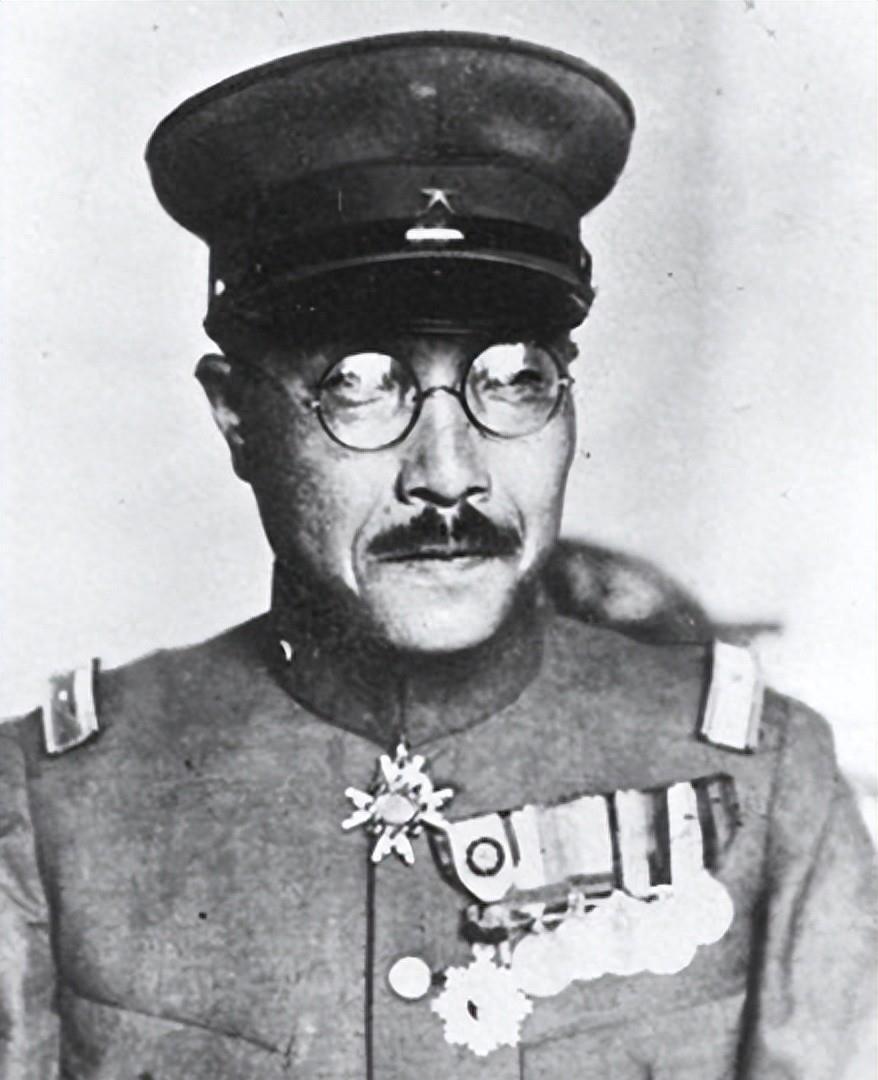 日本甲级战犯东条英机:1948年被判处绞刑,行刑前双腿不停地发抖