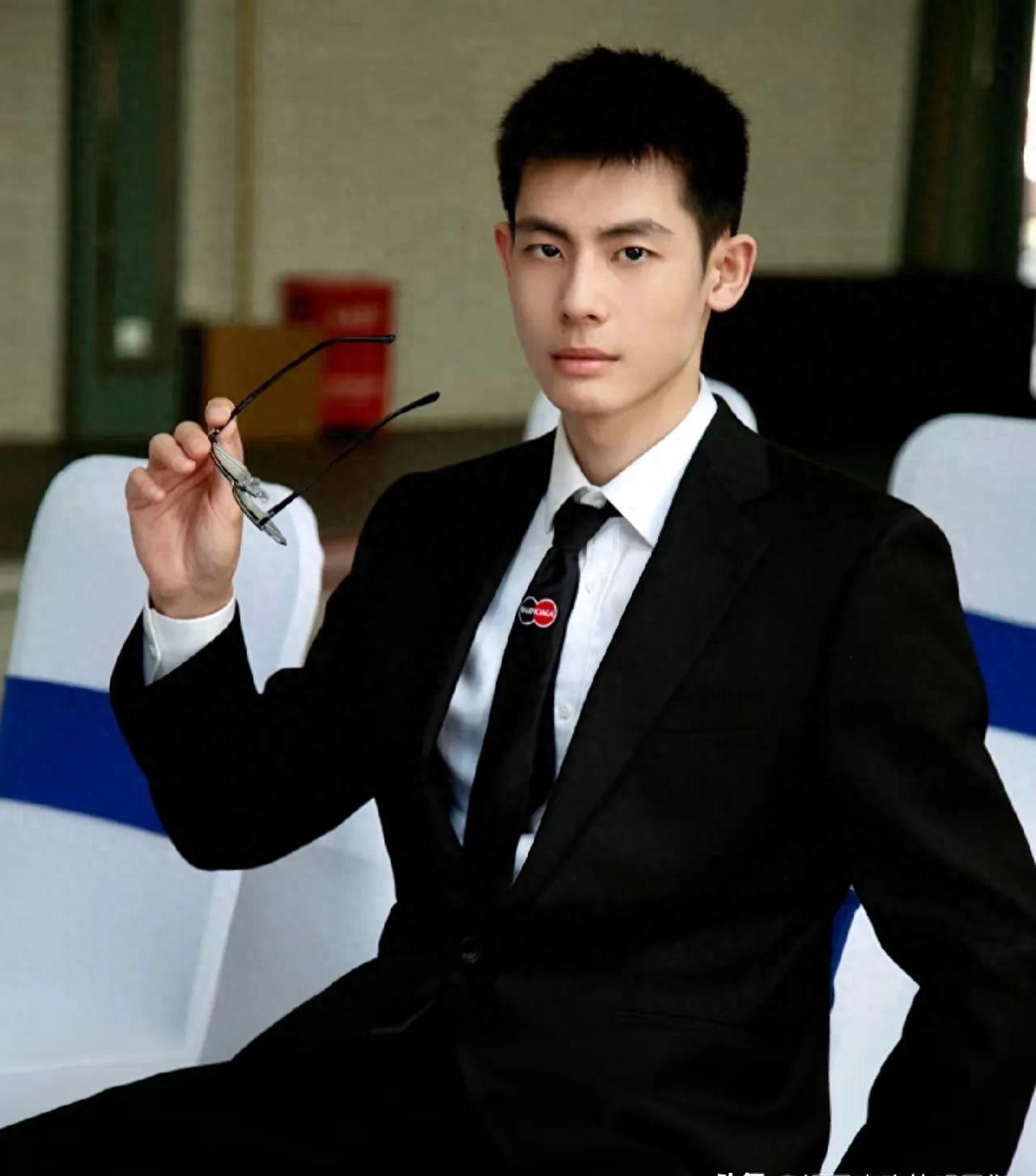 今天来看看网红:博主章叔长相帅气迷人非常欲的男人,才华横溢