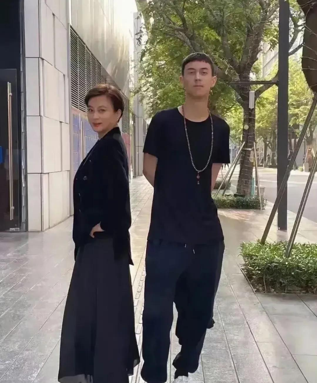 62岁李玲玉现状,风韵犹存,与加拿大老公分居,目测儿子有2米高