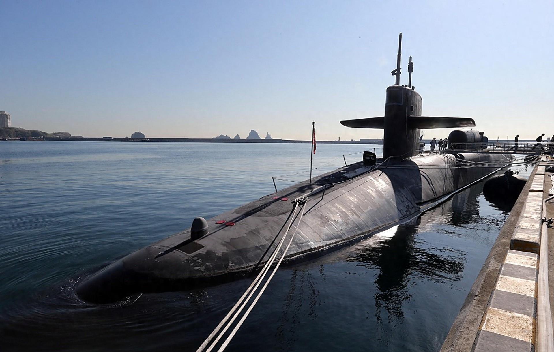 带154枚战斧潜入南海,美军核潜艇一上浮,就被中国商业卫星抓拍