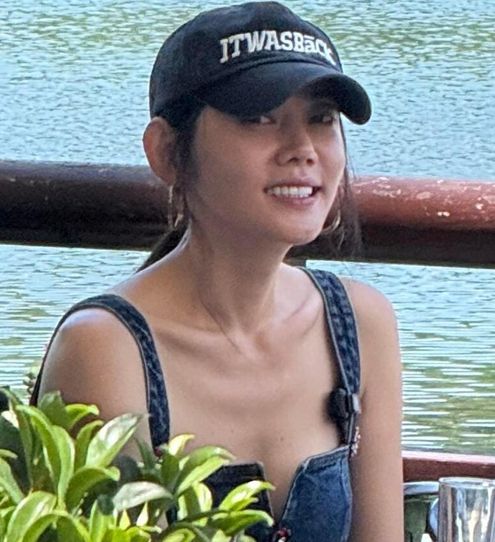 秋瓷炫什刹海被偶遇,素颜坐人群中美得扎眼,本人好瘦排骨胸抢镜