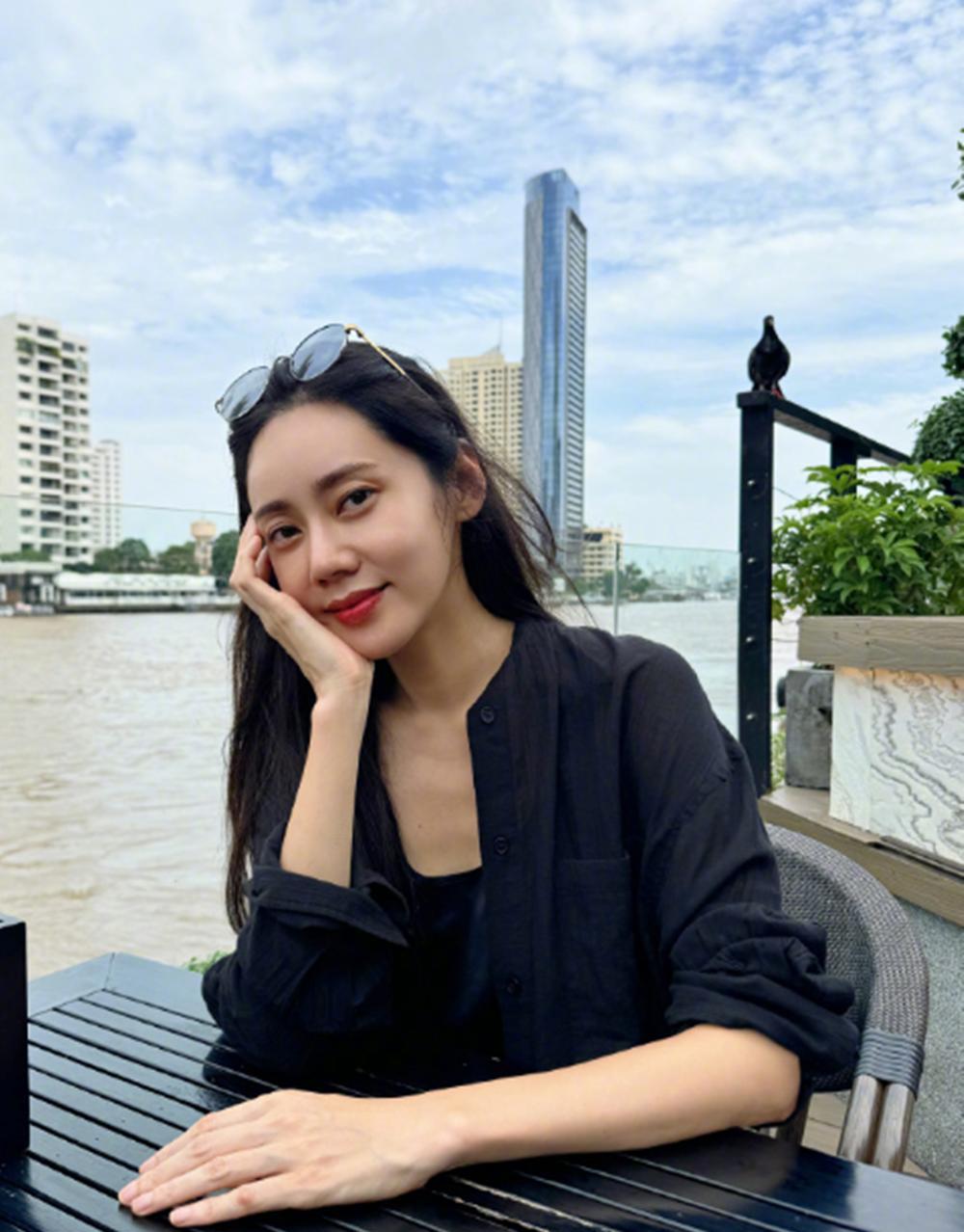 秋瓷炫什刹海被偶遇,素颜坐人群中美得扎眼,本人好瘦排骨胸抢镜