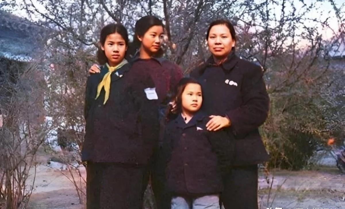 90年代,刘思齐和丈夫杨茂之,以及四个儿女,一张罕见的全家福!