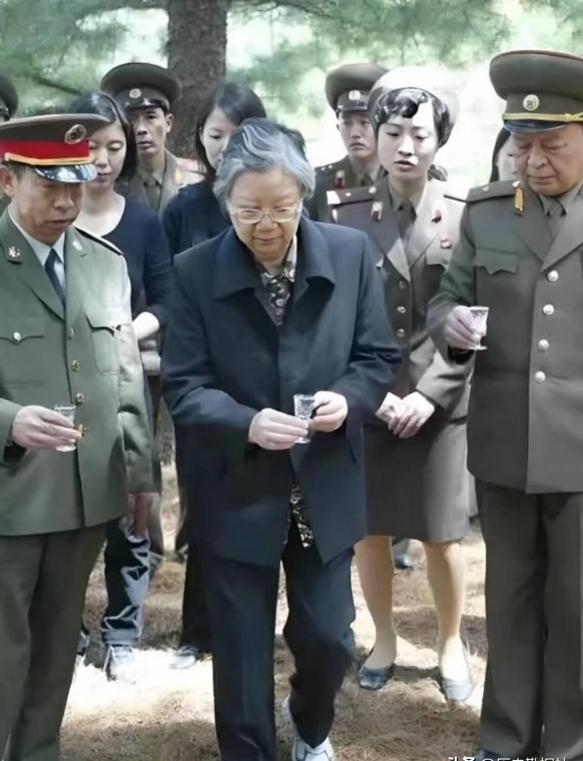 90年代,刘思齐和丈夫杨茂之,以及四个儿女,一张罕见的全家福!