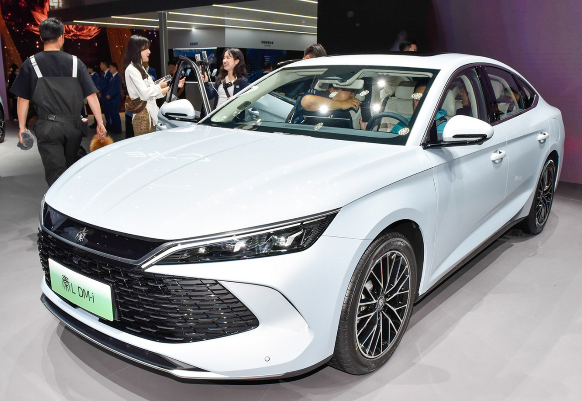 98万起步价搅局市场,定位中型b级车但价格与入门家轿相当,空间大,外观