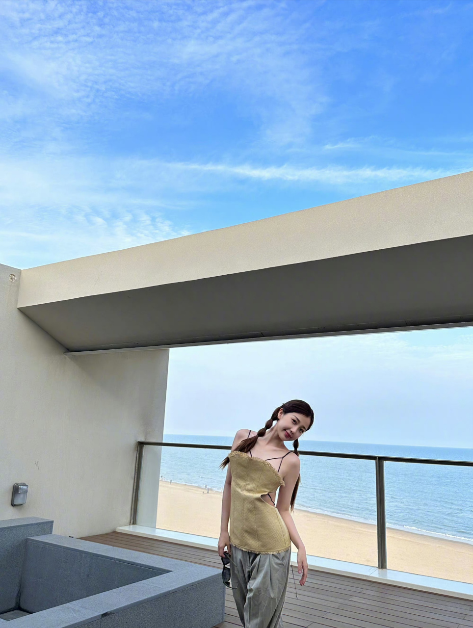 虞书欣海边美照,人是真美!就是这衣服咋跟凉席有那么一丢丢儿像呢?