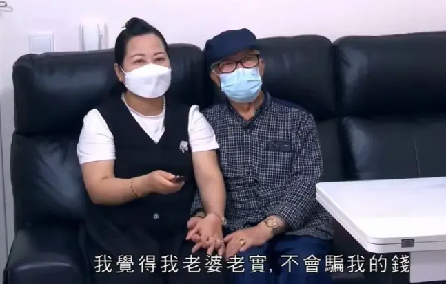 两人仅仅认识了一个月,就决定火速结婚,何伯送给何太一枚两克拉的钻戒