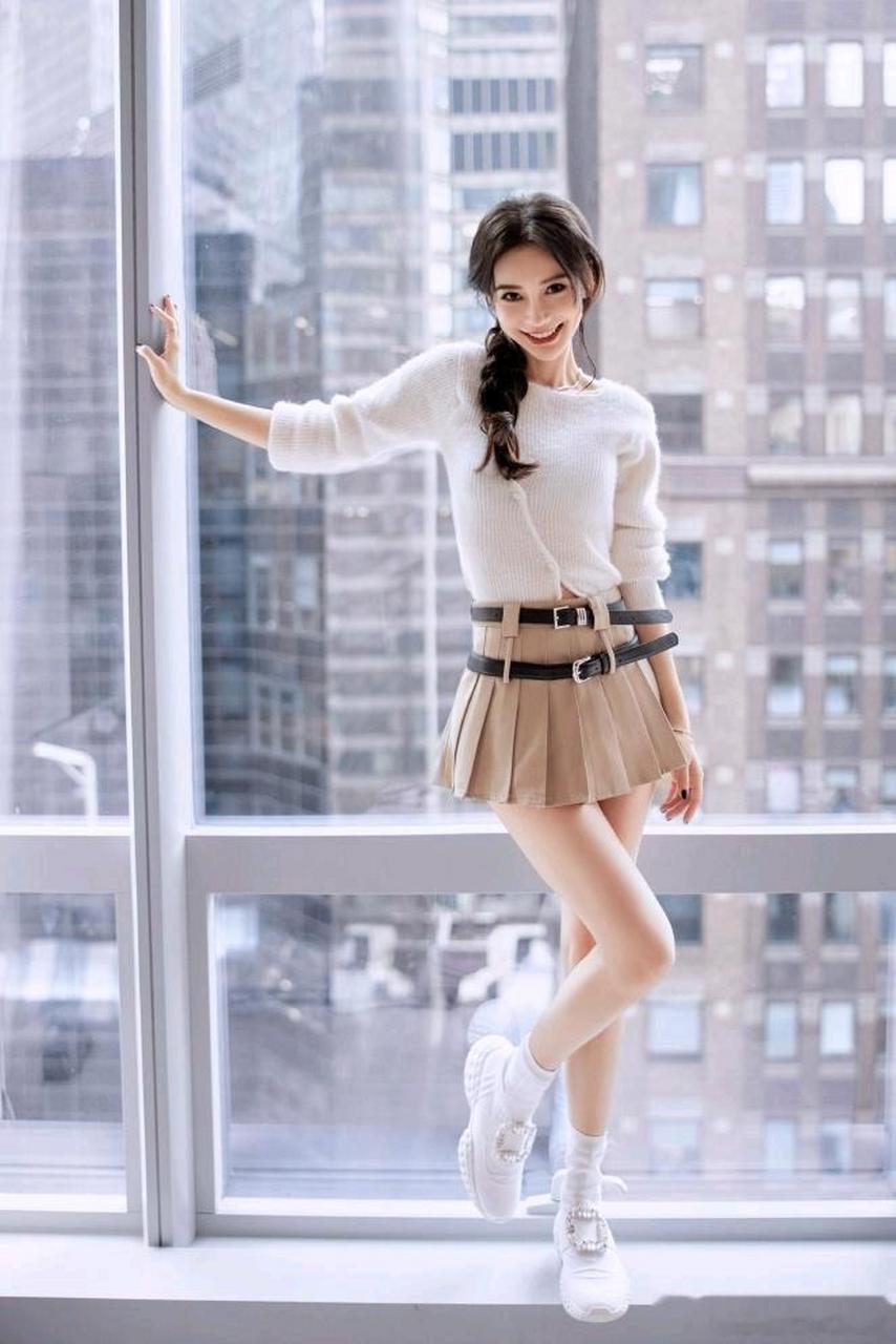 angelababy紧身体恤衫搭配百褶裙,个性时尚,热辣十足. 676767