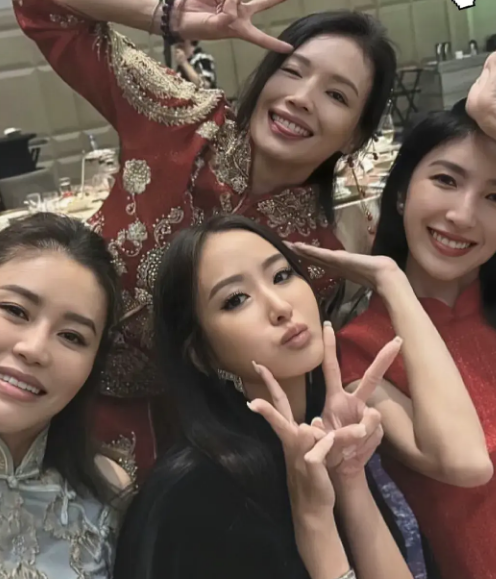 孙芸芸和女儿廖思惟登台版vogue杂志封面,看起来更像姐妹!