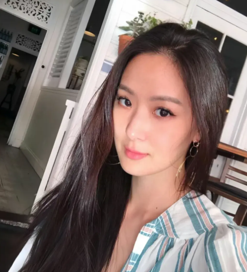 孙芸芸和女儿廖思惟登台版vogue杂志封面,看起来更像姐妹!