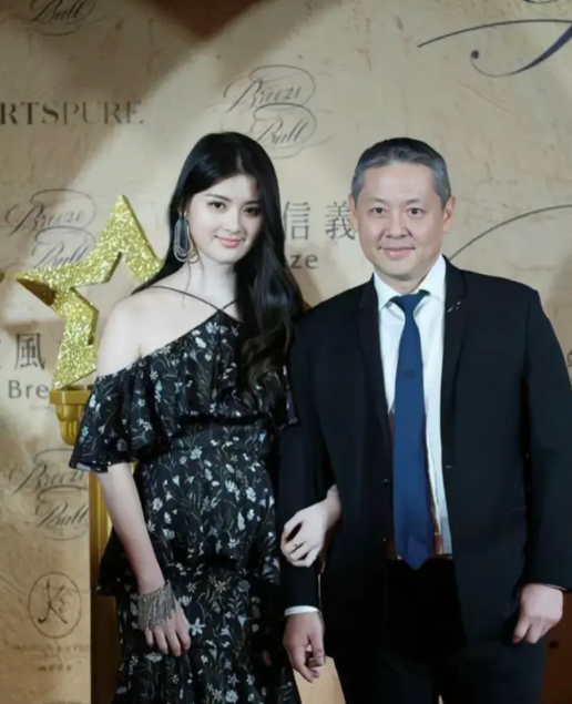 孙芸芸和女儿廖思惟登台版vogue杂志封面,看起来更像姐妹!