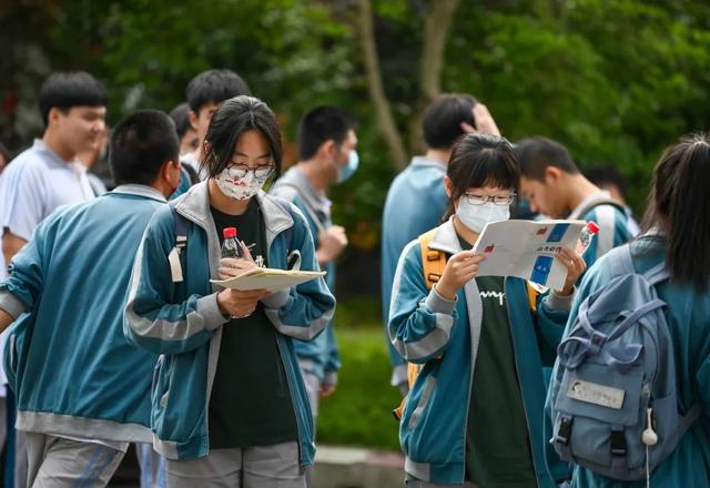 高考生迎来三个坏消息,进入名校难度加大,家长们难以接受