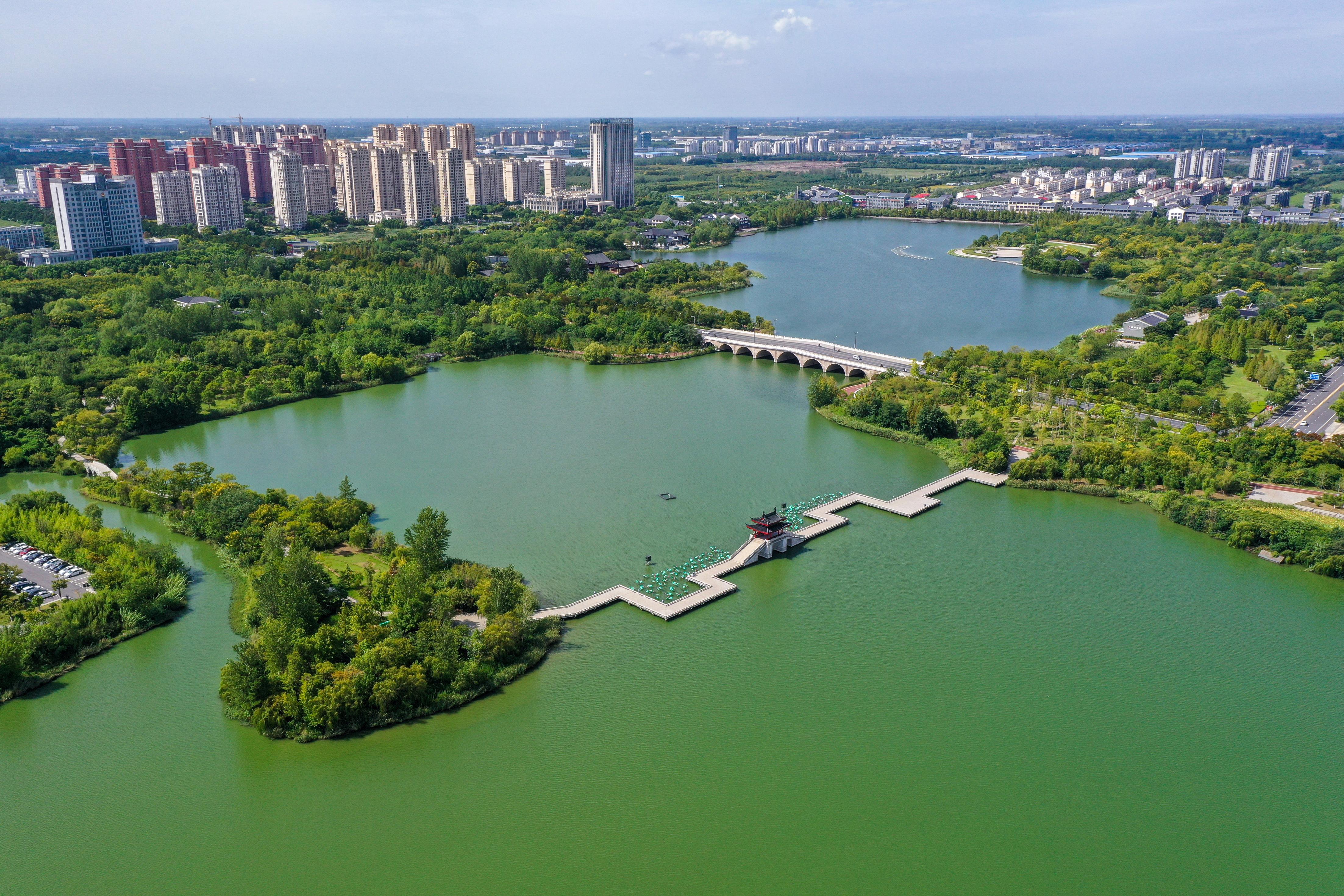 此外,建湖县博物馆,乔冠华故居等也是文化名胜,吸引着众多游客