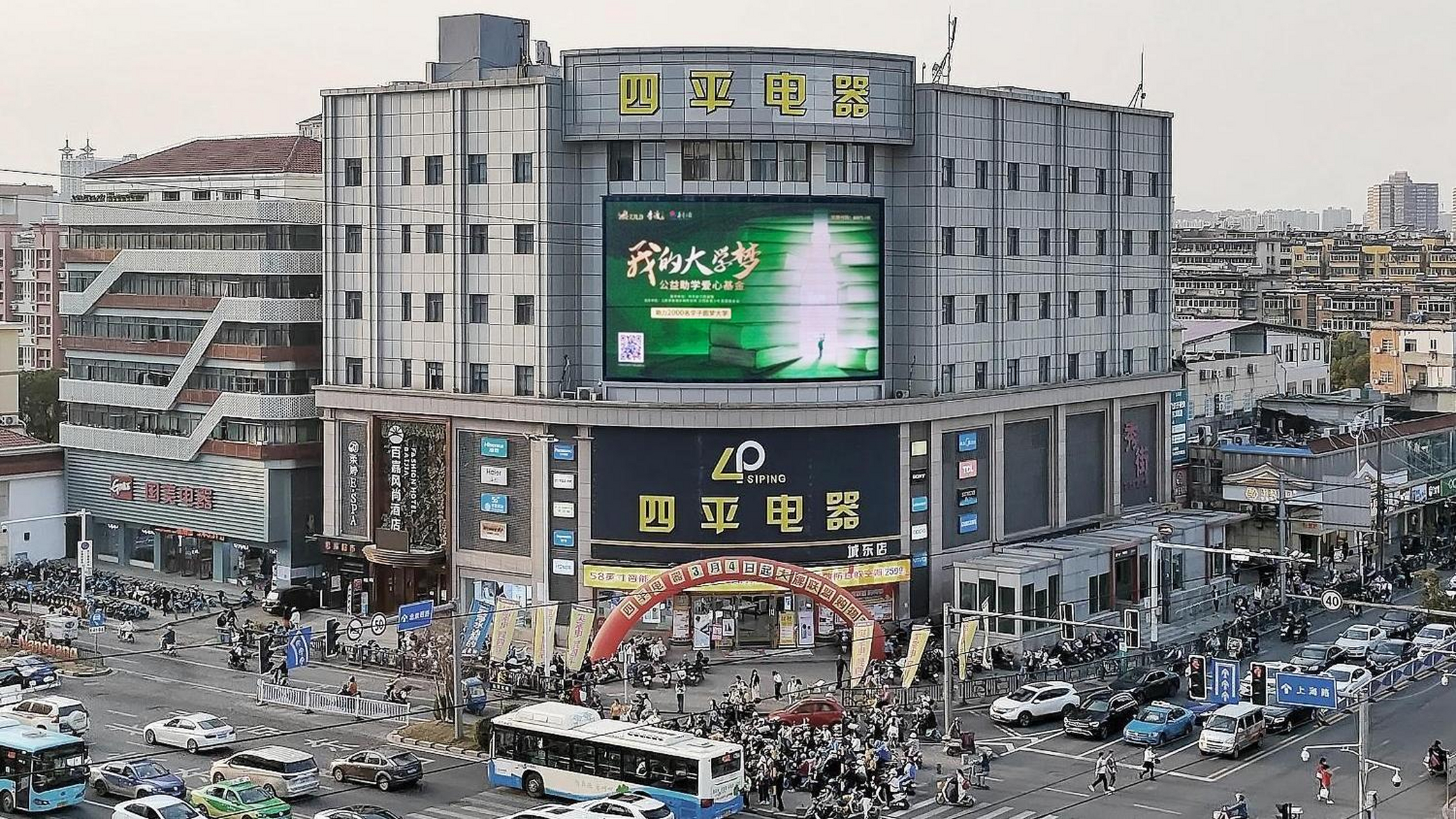 南昌梦时代,繁华新地标!04位于北京路与上海路交汇处地铁旁.